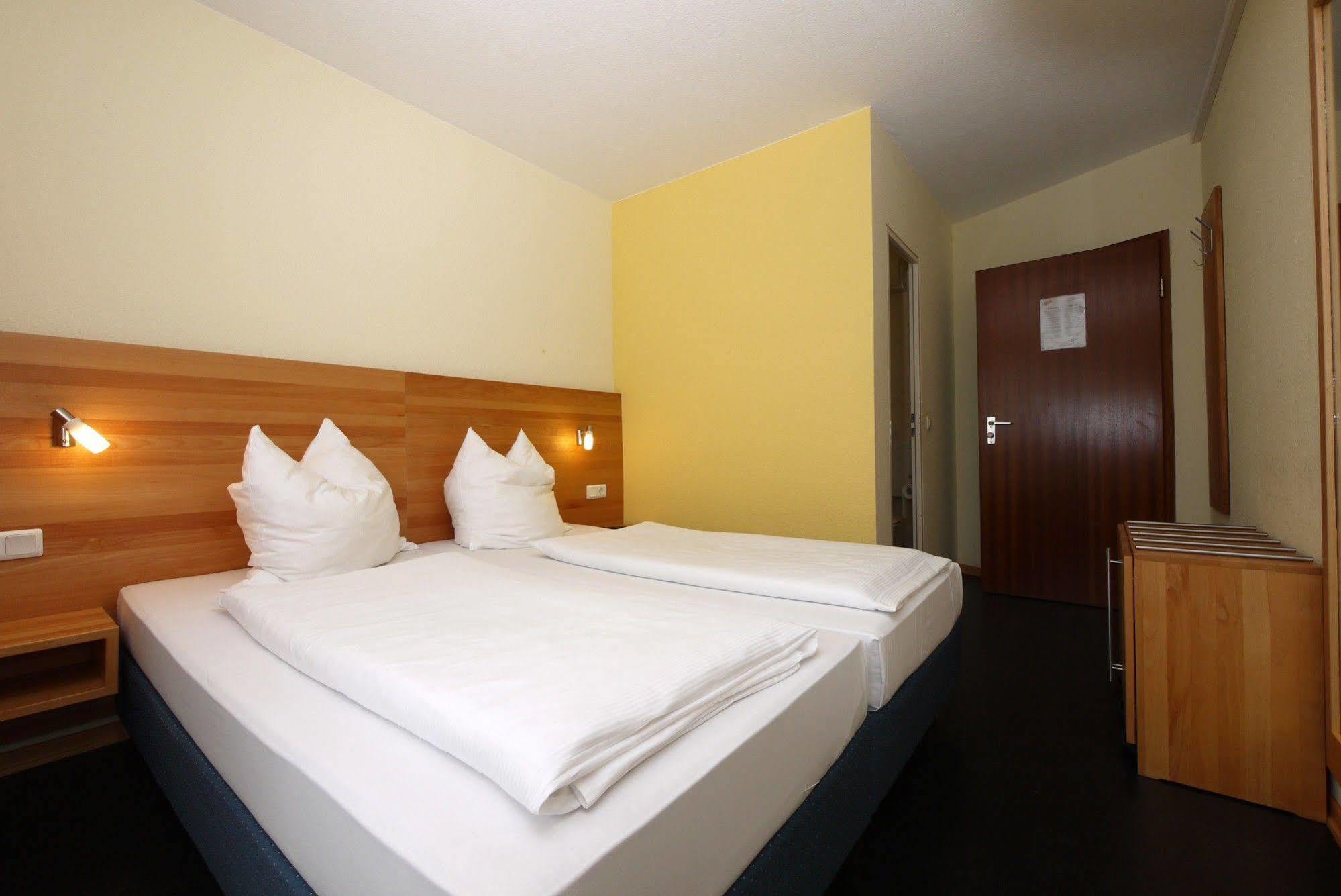 Hotel Pinger เรมาเงน ภายนอก รูปภาพ